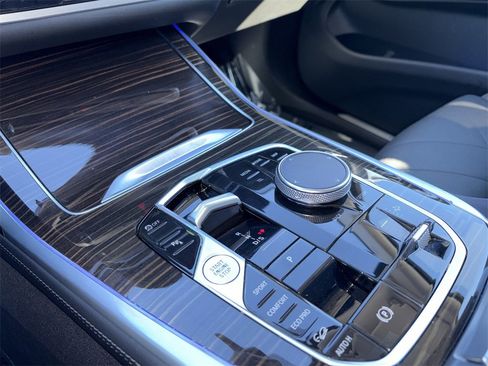 Used 2024 BMW X7 xDrive40i w/ Premium Package image 9