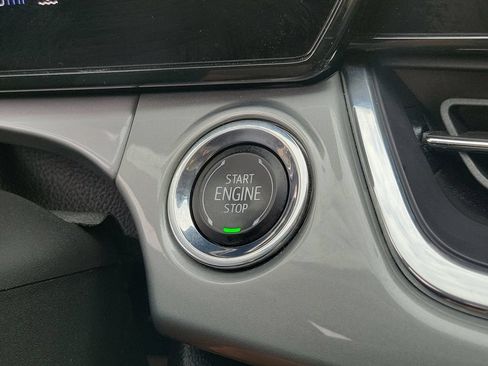 Used 2025 Chevrolet Trax LT FWD image 33