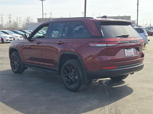 Used 2024 Jeep Grand Cherokee Altitude AWD/4WD image 17