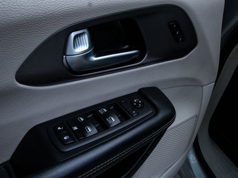 Used 2023 Chrysler Pacifica Touring-L FWD image 13
