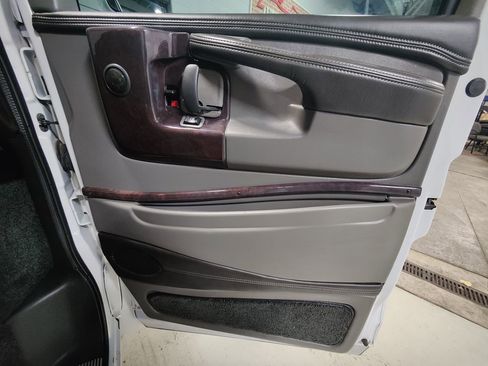 Used 2015 Chevrolet Express 2500 Extended image 10