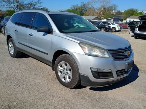 Used 2017 Chevrolet Traverse LS FWD image 2