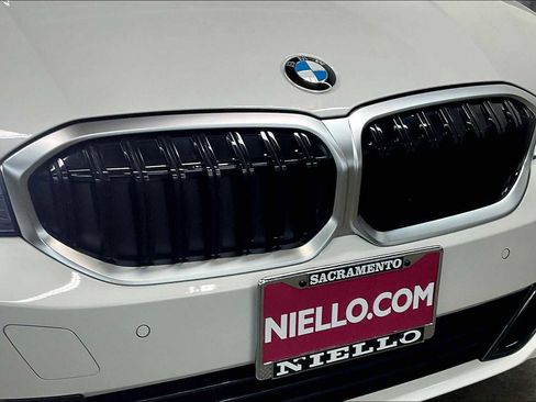 Used 2025 BMW 330i Sedan w/ Premium Package image 33