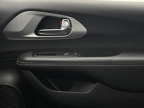Used 2025 Chrysler Pacifica Limited FWD image 42