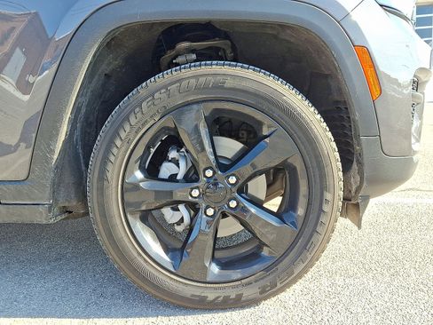 Used 2023 Jeep Grand Cherokee Altitude image 9