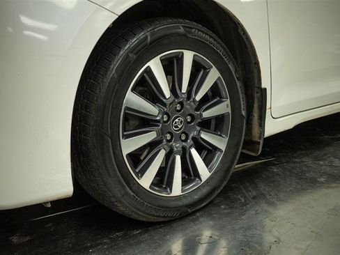 Used 2018 Toyota Sienna XLE Premium AWD/4WD image 3
