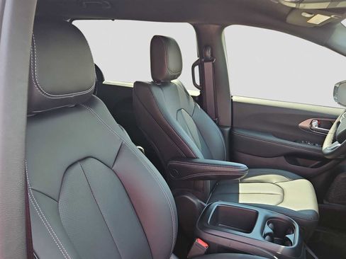 New 2025 Chrysler Pacifica Select image 16
