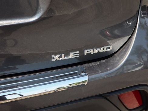 Used 2020 Toyota Highlander XLE image 53