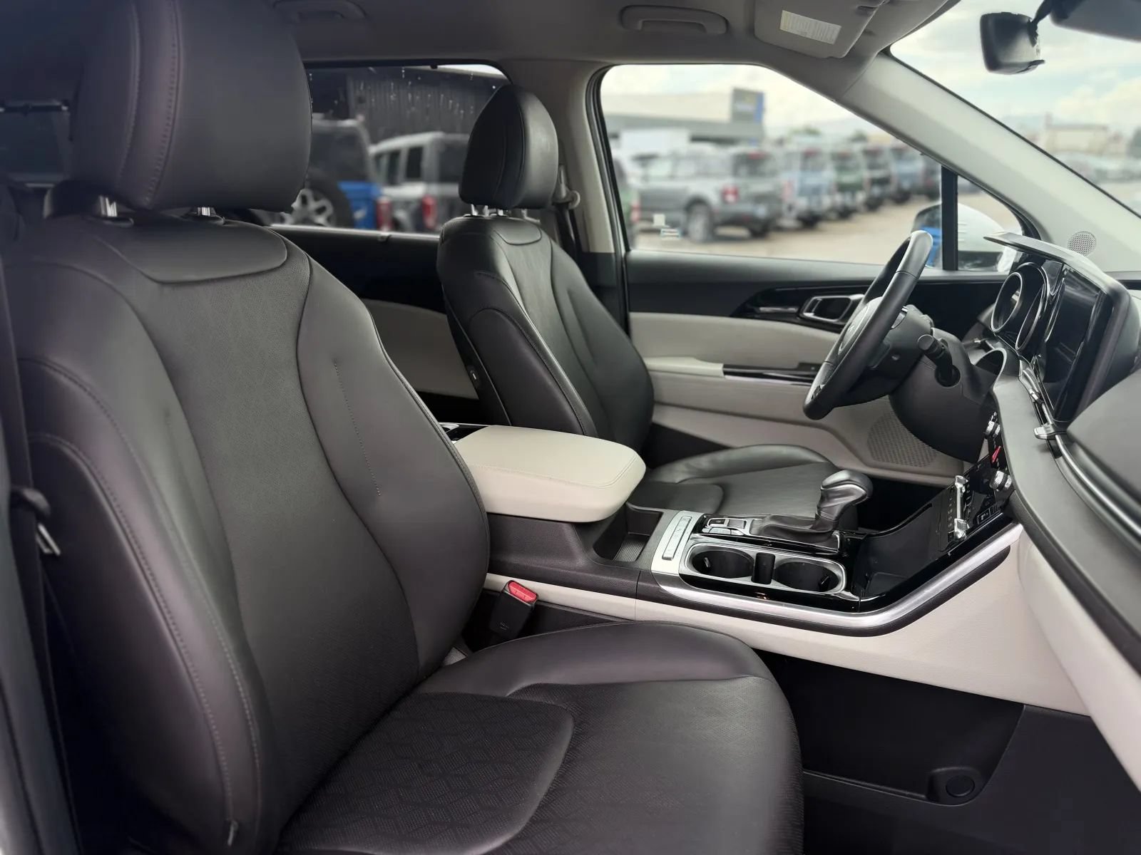 Used 2024 Kia Carnival EX FWD image 20