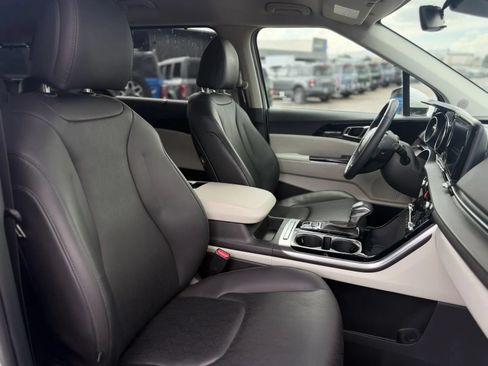 Used 2024 Kia Carnival EX FWD image 20