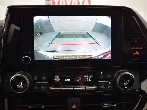 Used 2024 Toyota Highlander LE AWD/4WD image 18