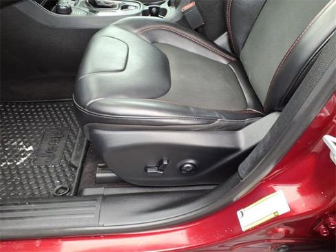 Used 2019 Jeep Cherokee Trailhawk w/ Cold Weather Group image 13