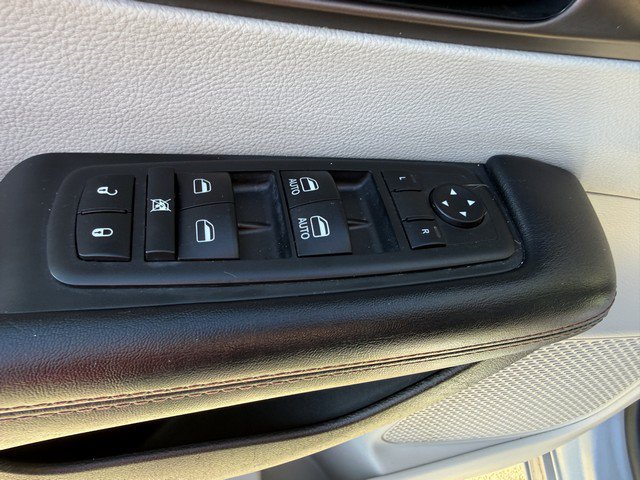 Used 2017 Chrysler Pacifica Touring-L FWD image 17