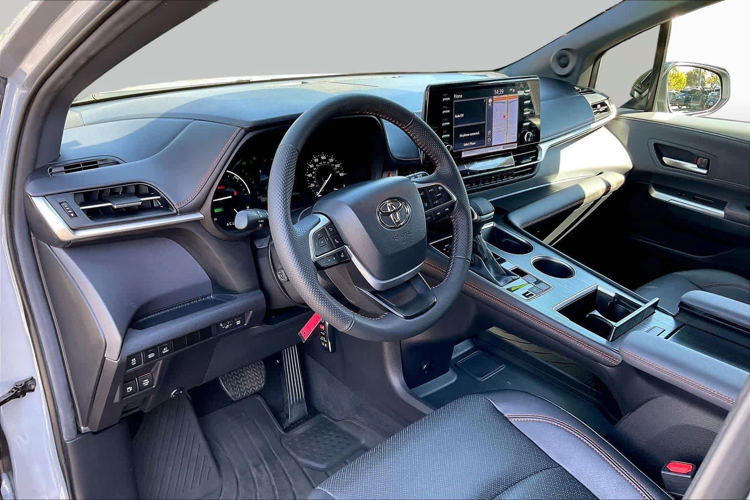 Used 2024 Toyota Sienna XSE w/ XSE Premium Package FWD image 17
