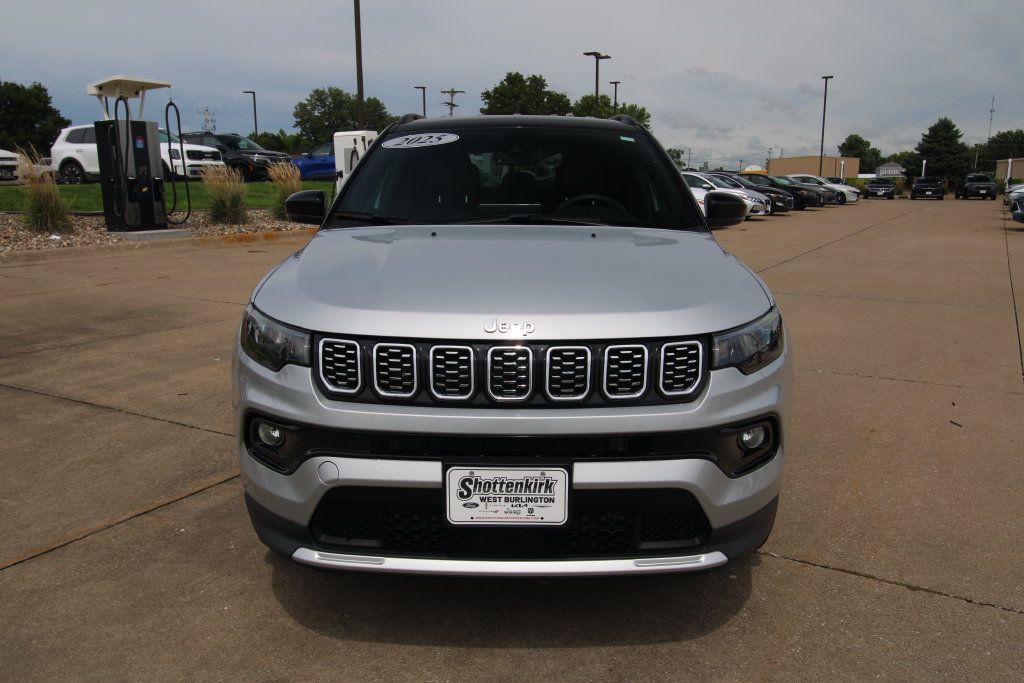 Used 2025 Jeep Compass Limited AWD/4WD image 2