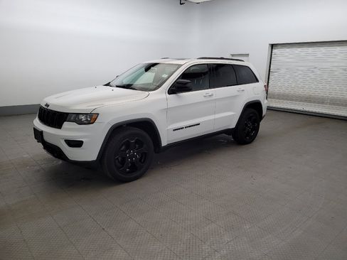 Used 2019 Jeep Grand Cherokee Laredo AWD/4WD image 2