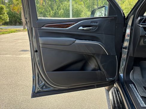 Used 2021 Cadillac Escalade Luxury AWD/4WD image 5