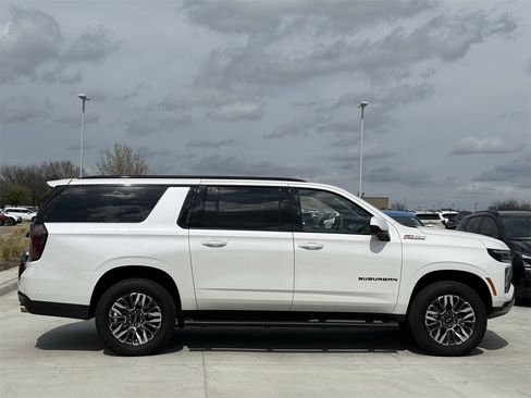 Certified 2025 Chevrolet Suburban Z71 image 3