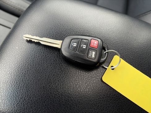 Used 2013 Toyota Camry L image 27