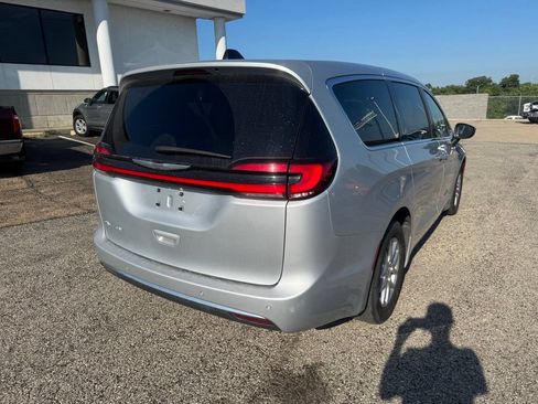 Used 2023 Chrysler Pacifica Touring-L FWD image 7