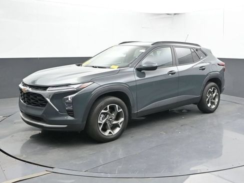 Used 2025 Chevrolet Trax LT FWD image 7