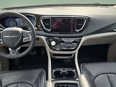 Used 2023 Chrysler Pacifica Limited image 11