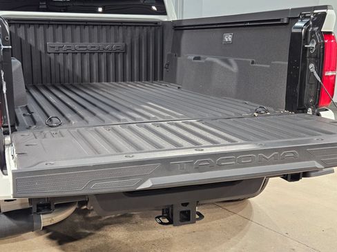 Certified 2025 Toyota Tacoma SR5 AWD/4WD image 18