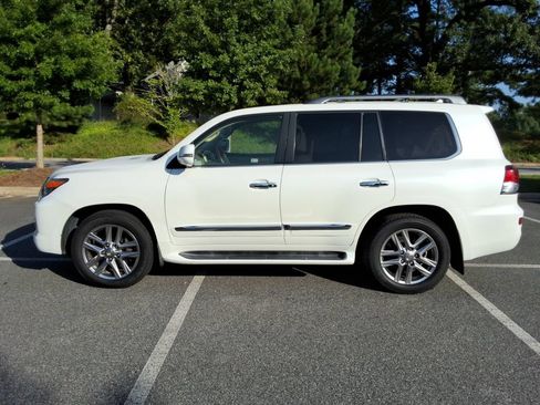 Used 2013 Lexus LX 570 4WD w/ Luxury Pkg image 8