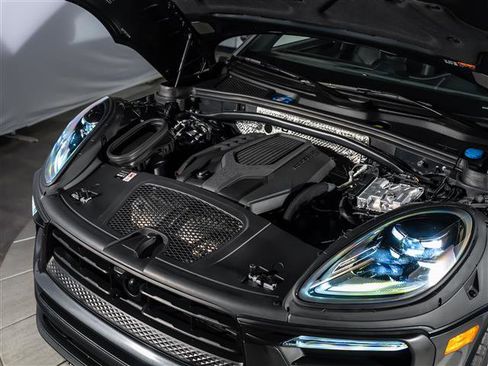Certified 2025 Porsche Macan image 16