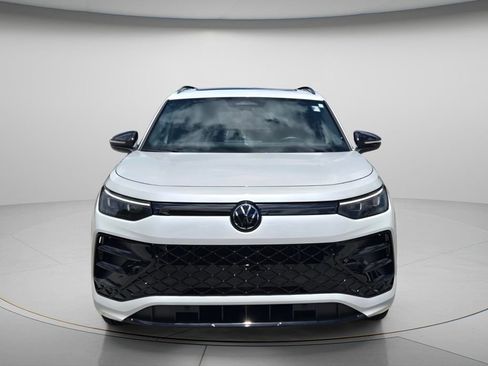 Certified 2025 Volkswagen Tiguan SE R-Line FWD image 5