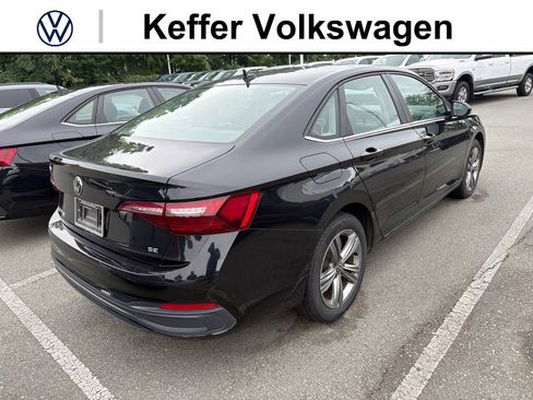 Used 2024 Volkswagen Jetta SE FWD image 4