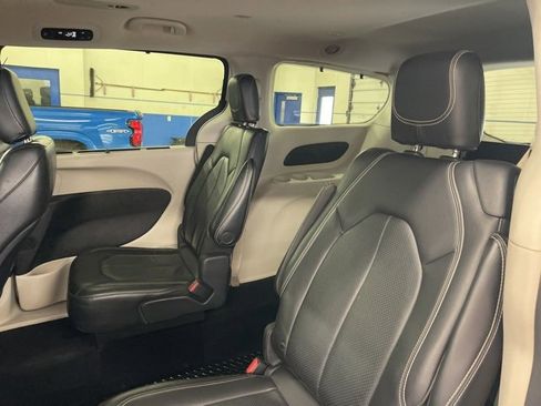 Used 2022 Chrysler Pacifica Touring-L image 20