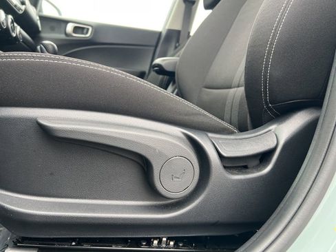 Used 2025 Hyundai Venue SEL image 11