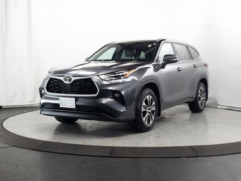Certified 2024 Toyota Highlander XLE image 3