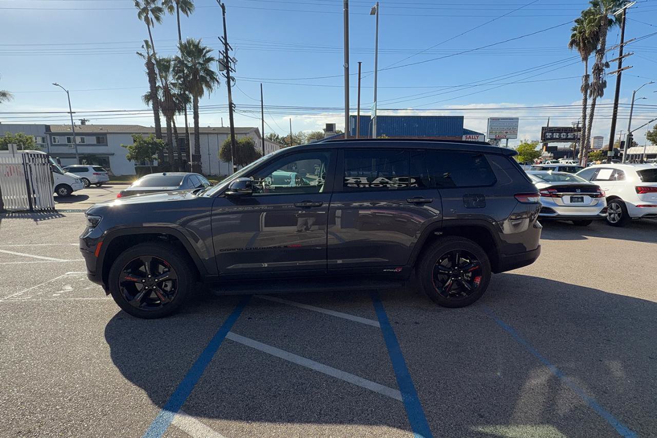 Used 2025 Jeep Grand Cherokee L Altitude AWD/4WD image 9