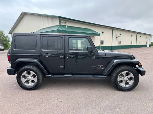 Used 2018 Jeep Wrangler Unlimited Sahara AWD/4WD image 33