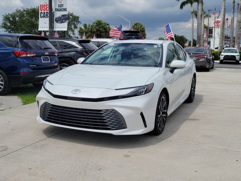 Used 2025 Toyota Camry XLE FWD image 5