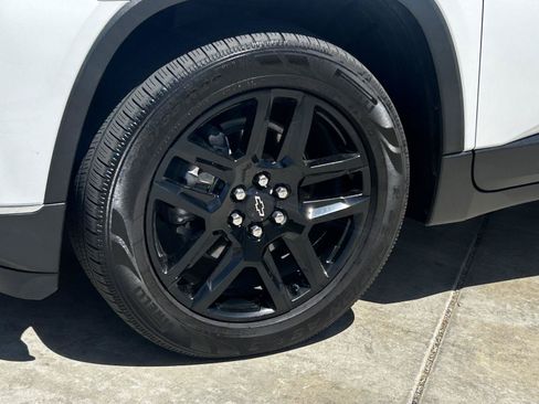 Used 2021 Chevrolet Traverse LT w/ LPO, Black Accent Package FWD image 4