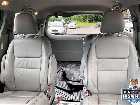 Used 2018 Toyota Sienna XLE w/ XLE Navigation Package FWD image 33