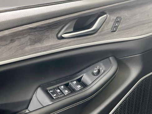 Used 2022 Jeep Grand Cherokee Limited image 17