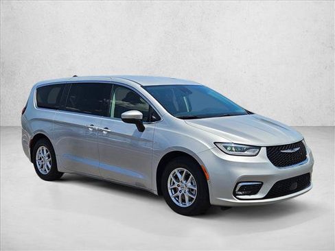 Used 2023 Chrysler Pacifica Touring-L FWD image 3