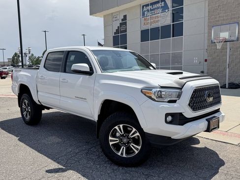 Used 2019 Toyota Tacoma TRD Sport w/ Technology Package AWD/4WD image 2