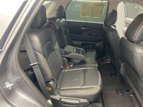 Used 2024 Nissan Pathfinder SL FWD image 17