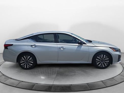 Used 2024 Nissan Altima 2.5 SV FWD image 6
