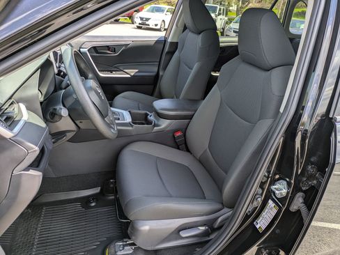 Used 2024 Toyota RAV4 LE AWD/4WD image 7