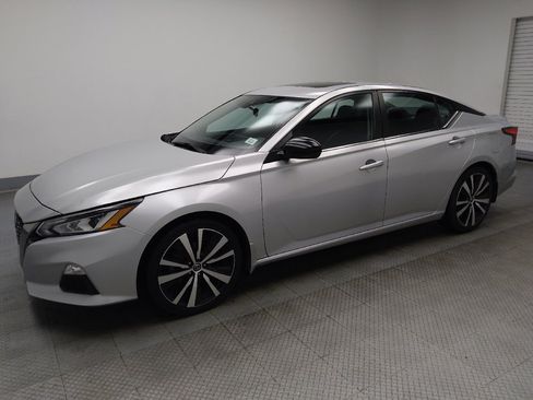 Used 2020 Nissan Altima 2.5 SR w/ Premium Package FWD image 2