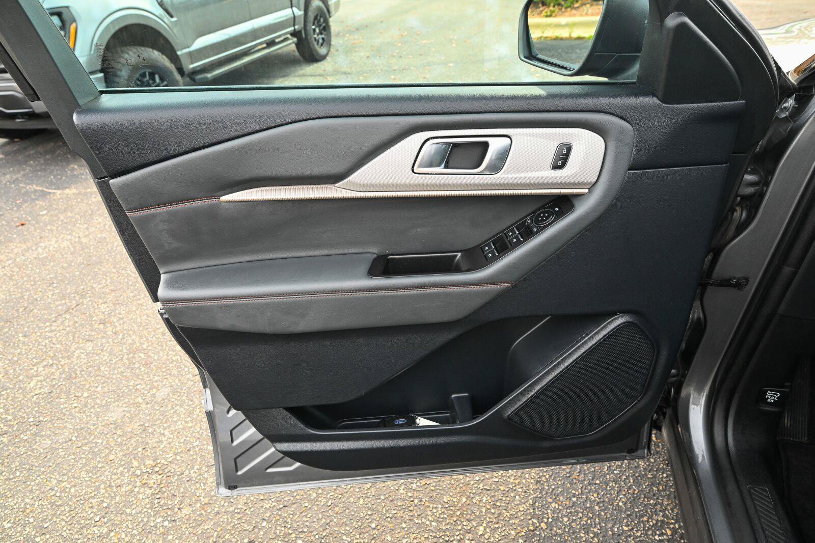 Used 2025 Ford Explorer Active AWD/4WD image 21