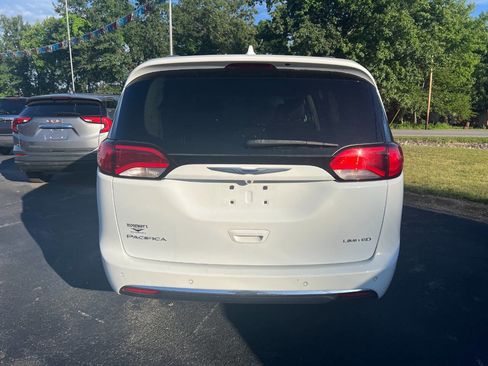 Used 2020 Chrysler Pacifica Limited FWD image 4