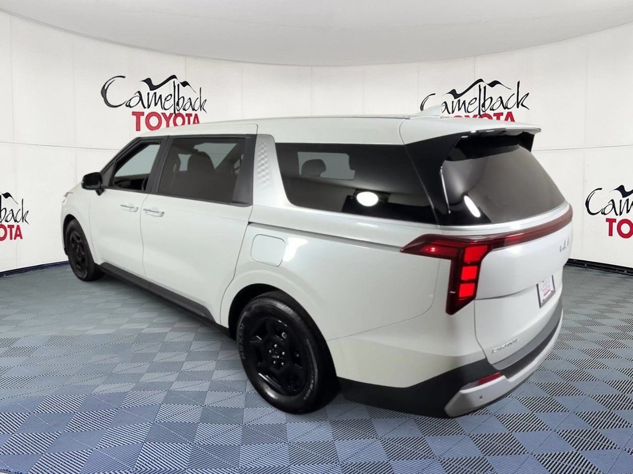 Used 2026 Kia Carnival FWD image 9