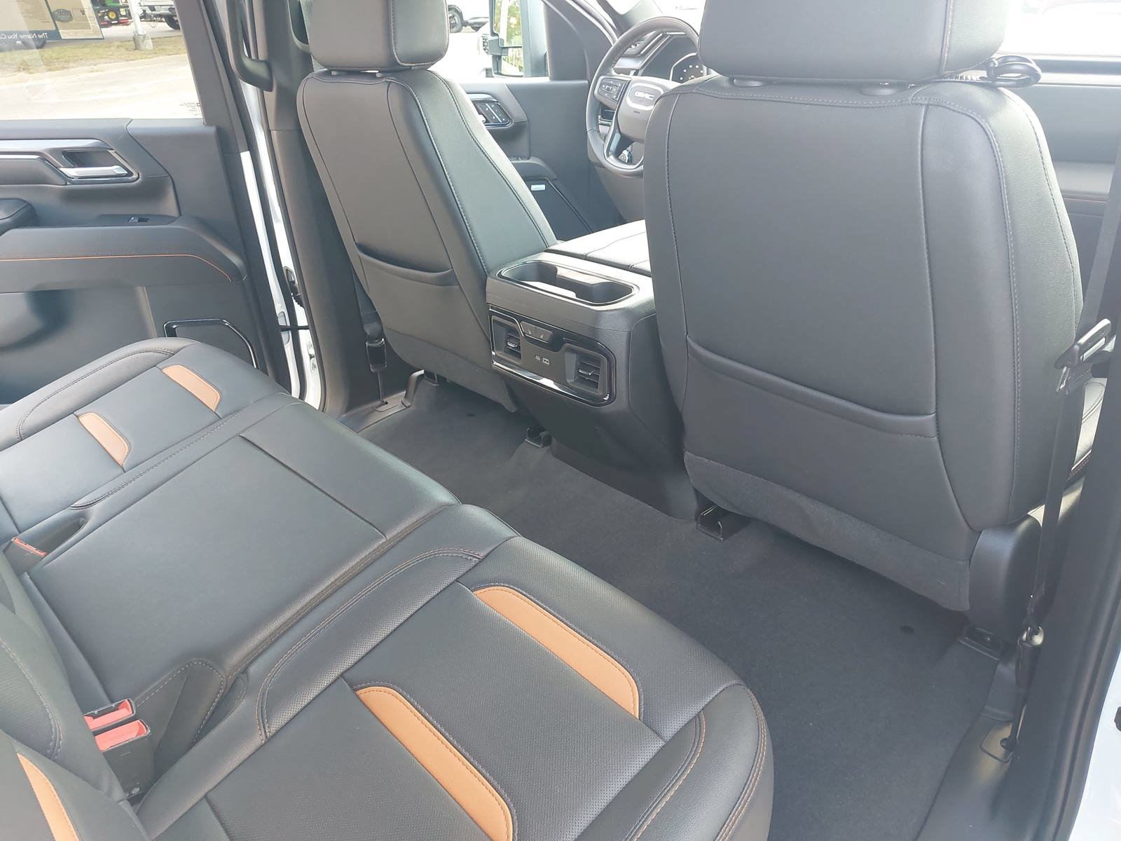 Used 2024 GMC Sierra 2500 AT4 w/ AT4 Preferred Package AWD/4WD image 11